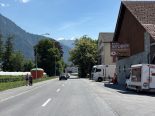 Landquart GR: PW erfasst Mann (21) auf H3 – Fahrer flüchtet