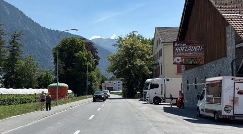 Landquart GR: PW erfasst Mann (21) auf H3 – Fahrer flüchtet