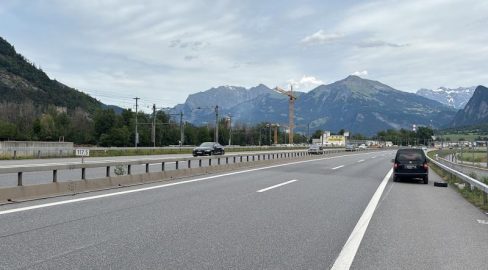 Trimmis GR: Unfall auf A13 – losgerissenes Rad trifft 3 Autos