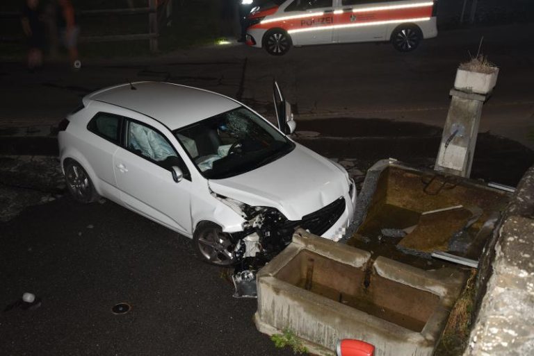 Rodels GR: Unfall – fahrunfähiger Lenker kracht in Dorfbrunnen
