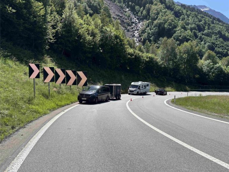 Mesocco GR: Unfall: Lenkerin (87) crasht in 2 Fahrzeuge auf N13