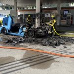 Oberarth SZ: PW brennt an Tankstelle – Lenker (20) verletzt