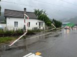 Bassecourt JU: Auto rammt Bahn-Schranke – Zeugen gesucht