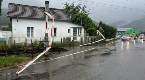 Bassecourt JU: Auto rammt Bahn-Schranke – Zeugen gesucht