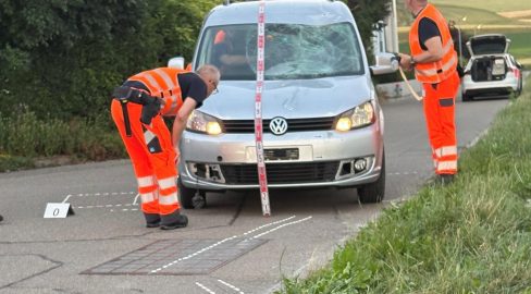 Benken ZH: Auto rammt Velolenker (63) – Vollsperrung bis 23 Uhr