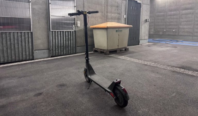 St. Gallen SG: Fahrunfähiger E-Scooter-Lenker greift Polizei an