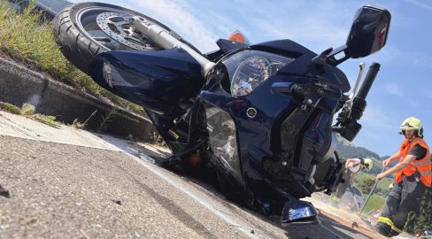 Ebnat-Kappel SG: Unfall – Auto rammt Töff, Lenker (71) verletzt