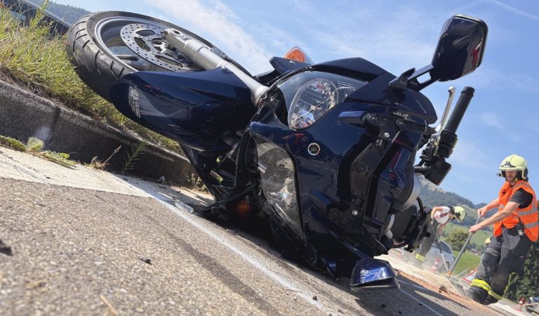Ebnat-Kappel SG: Unfall – Auto rammt Töff, Lenker (71) verletzt