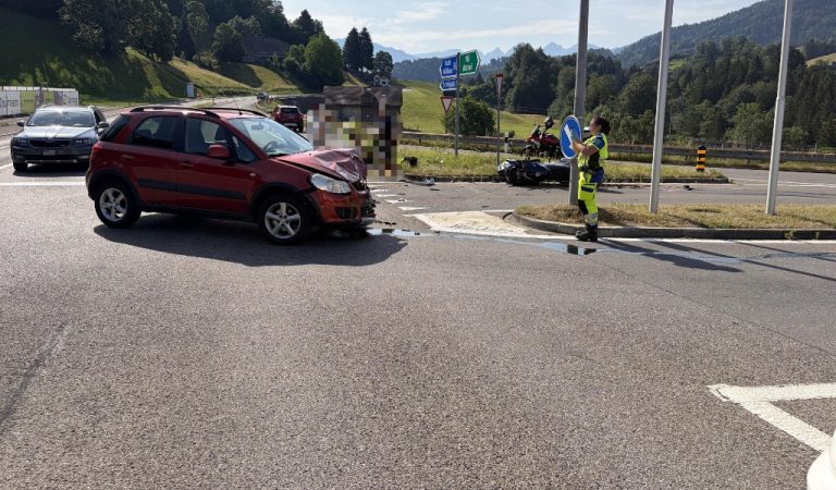 Ebnat-Kappel SG: Unfall – Auto rammt Töff, Lenker (71) verletzt