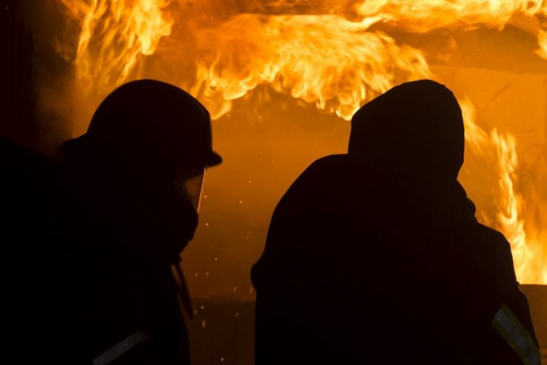 Fischbach LU: Feld fängt Feuer – Landwirt hält Brand in Schach