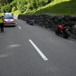 Gähwil SG: Unfall – Töff in Mauer, Rega fliegt Schwerverletzten