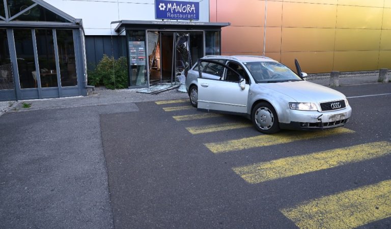 Haag SG: Mit geklautem PW ins Center gerast – hoher Schaden
