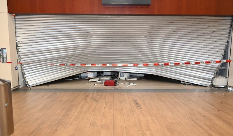Haag SG: Mit geklautem PW ins Center gerast – hoher Schaden