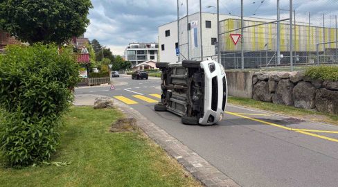 Unterägeri ZG: Fussgängerin (77) angefahren – PW kippt um