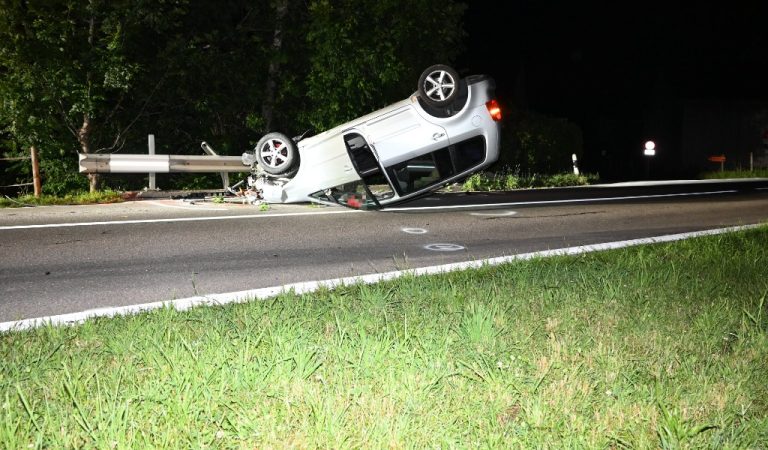 Niederglatt SG: Wagen überschlägt sich heftig bei Unfall