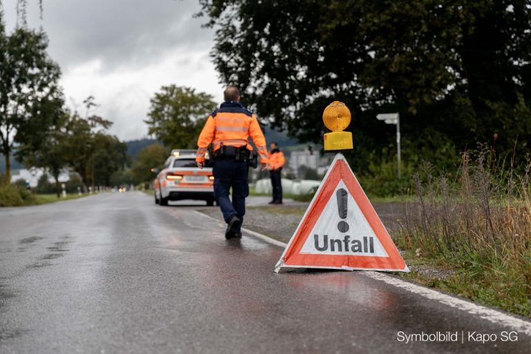 Walenstadt SG: Auto kracht in Haus – Polizei fasst Lenker