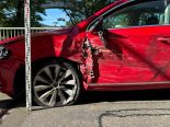 St. Gallen SG: PW streift Reisecar – grosser Sachschaden