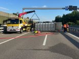 Unfall A1 Kirchberg BE: Vollsperrung – Anhänger mit Schafen kippt