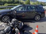Bennau SZ: PW-Lenker (24) biegt ab – Rega fliegt Töfffahrer