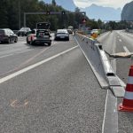Glarus GL: Töff-Unfall – Lenker fliegt über PW, Strasse dicht