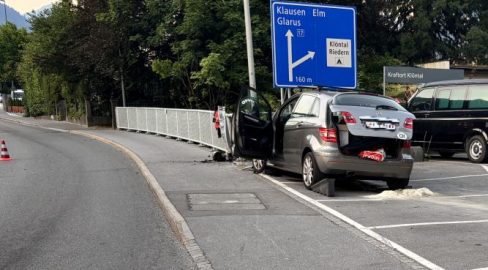 Netstal GL: Selbstunfall – PW kracht in Mauer, Lenker im Spital