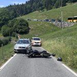 Glarus GL: Töff-Unfall – Lenker fliegt über PW, Strasse dicht