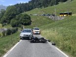 Glarus GL: Töff-Unfall – Lenker fliegt über PW, Strasse dicht