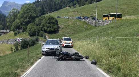 Glarus GL: Töff-Unfall – Lenker fliegt über PW, Strasse dicht