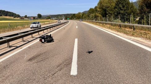 Delémont JU: Töff-Unfall auf A16 – Lenker ins Spital