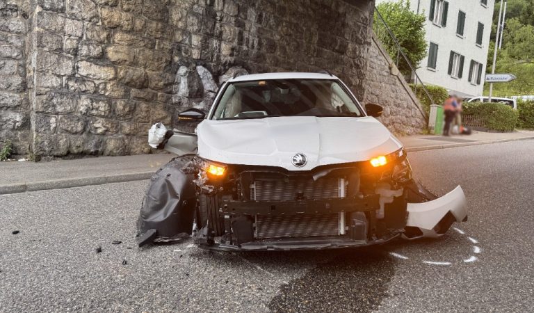 Unfall St.Gallen: Gegen Brücke gedonnert - BMW-Coupé involviert