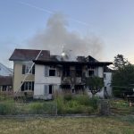 Thürnen BL: Vollbrand im Mehrfamilienhaus – Bewohnerin verletzt