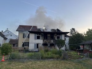 Thürnen BL: Vollbrand im Mehrfamilienhaus – Bewohnerin verletzt