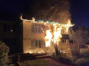 Thürnen BL: Vollbrand im Mehrfamilienhaus – Bewohnerin verletzt