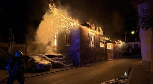 Siders VS: Brand zerstört Gebäude, zwei Jugendliche flüchten