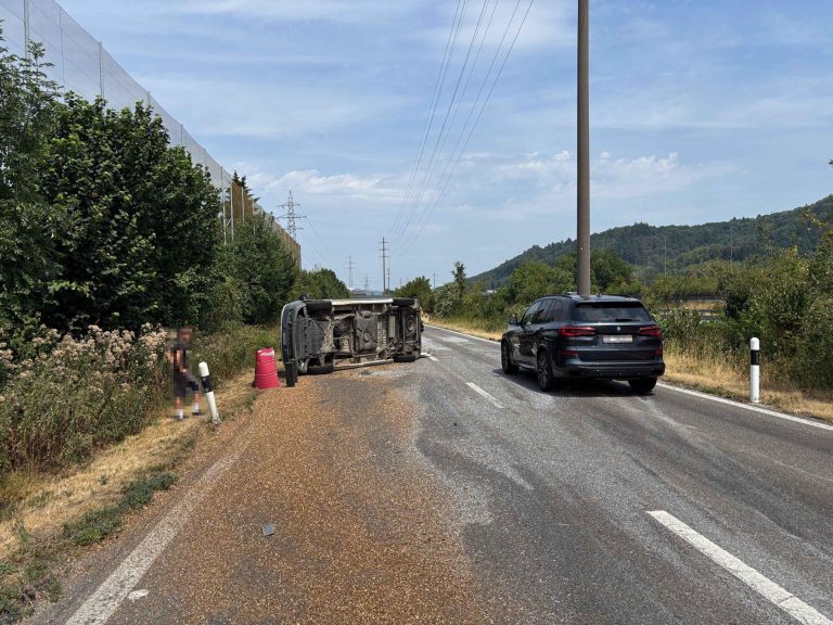 Oberentfelden AG: Unfall Lieferwagen kippt, Ladung auf Strasse
