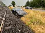 Zuchwil SO: PW-Lenker (18) kracht neben Gleis – Bahn 2,5h dicht