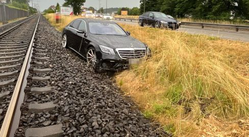 Zuchwil SO: PW-Lenker (18) kracht neben Gleis – Bahn 2,5h dicht
