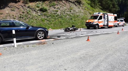 Scuol GR: Töff in Gegenverkehr – Unfall mit Rega