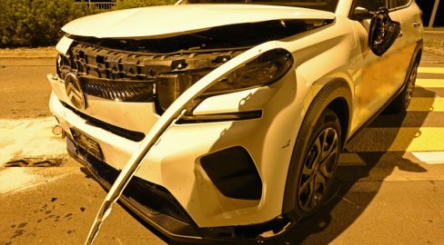 Weggis LU: Auto prallt in Geländer, Unfall – Lenker verletzt