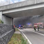 Aarburg AG: Peugeot-Lenkerin (61) baut Unfall, Brand im Tunnel