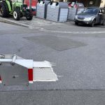 AG: Traktorlenker (14) bricht Bahnschranke Unfall