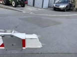 AG: Traktorlenker (14) bricht Bahnschranke Unfall