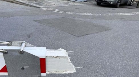 AG: Traktorlenker (14) bricht Bahnschranke Unfall