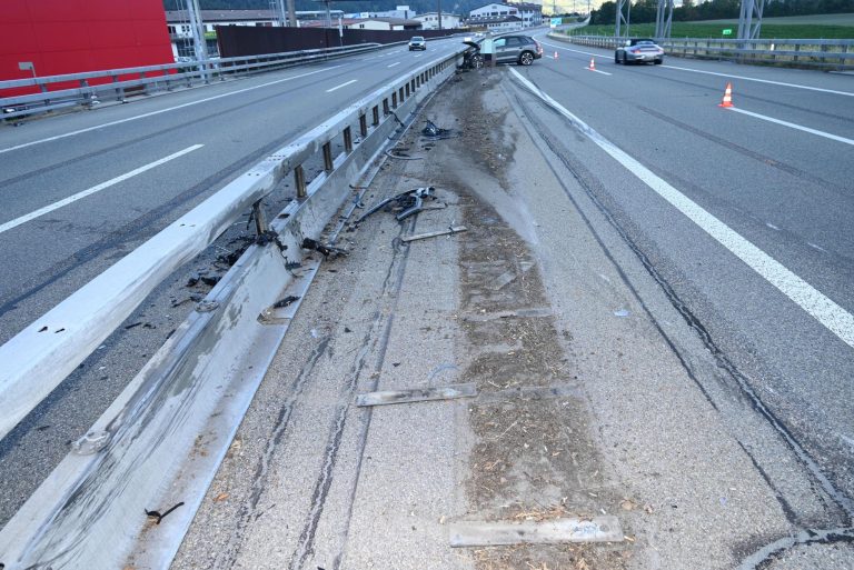 Bad Ragaz SG: A13 Unfall – Fahrer (23) rammt 180m Leitplanke