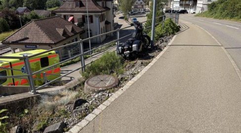 Schönengrund AR: Töfffahrerin (64) stürzt 5 m tief bei Unfall