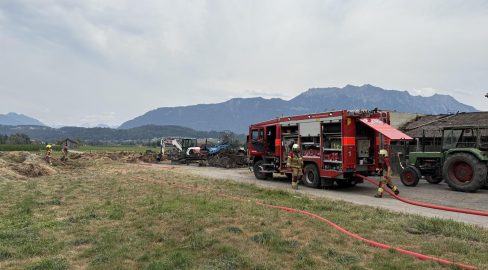 Sax SG: Nach Brand raucht Heuhaufen wieder auf