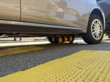 Herisau AR: Lenkerin (87) überfährt Verkehrsteiler – Unfall