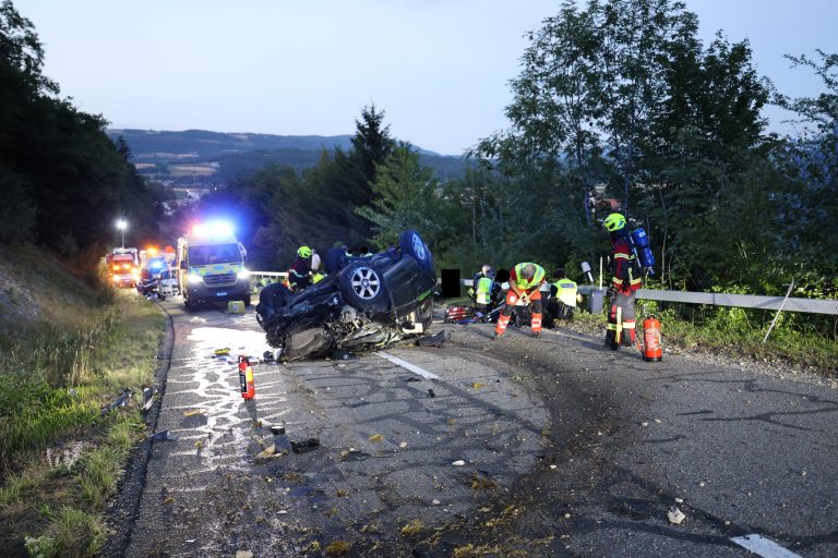 Haute-Sorne JU: Unfall – Auto kippt, Rega fliegt 2 Verletzte