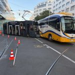 Basel BS: Tram entgleist – Unfall mit Car, 17-Jährige verletzt