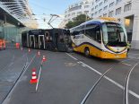 Basel BS: Tram entgleist – Unfall mit Car, 17-Jährige verletzt